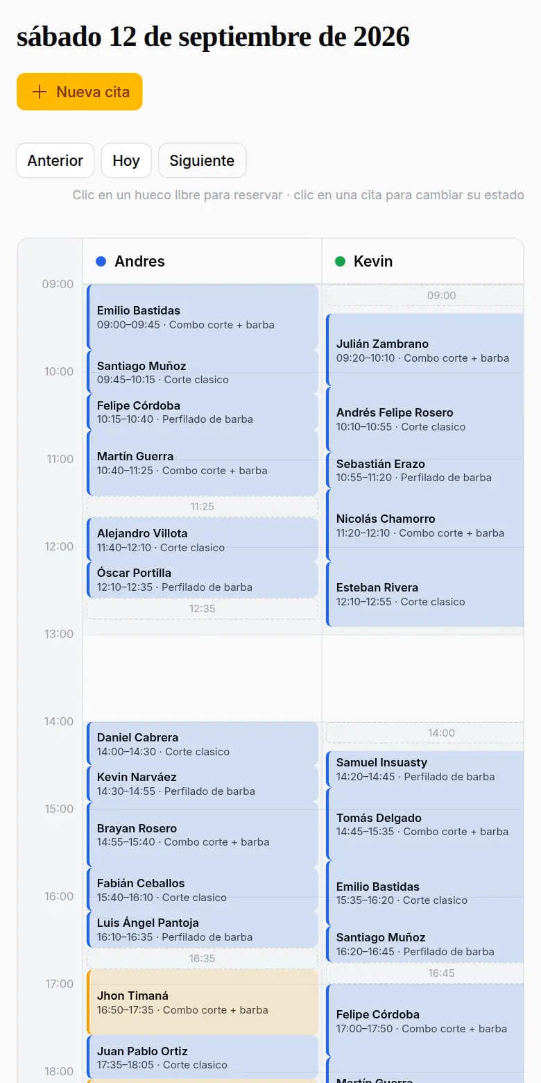 La agenda de un sábado con dos barberos, cada cita con el nombre del cliente, la hora y el servicio.